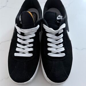 Nike Men's or Unisex Black and White Suede Sneakers - size 8 or EU 41